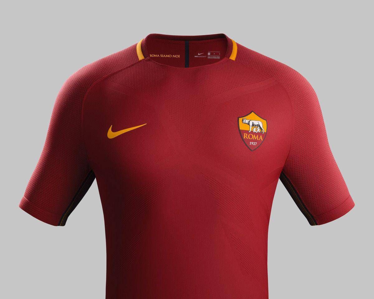 Calcio: Roma contro Genoa con nuova maglia, tornano colori tradizione