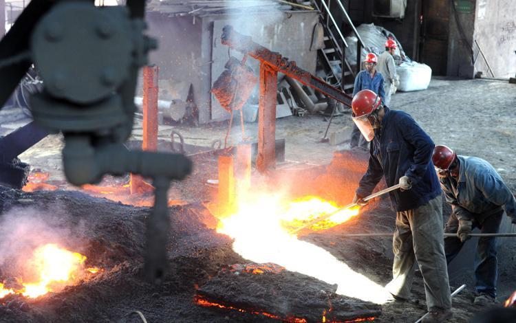 (120724) -- HEFEI, July 24, 2012 (Xinhua) -- Workers clean the slag near a blast furnace in a branch company of Ma'anshan Iron and Steel Company in Hefei, capital of east China's Anhui Province, July 24, 2012. Hefei endured a hot day with a temperature of 36 degrees centigrade here on Tuesday, which added up to the toughness of the workers from steel industry. (Xinhua/Liu Junxi)