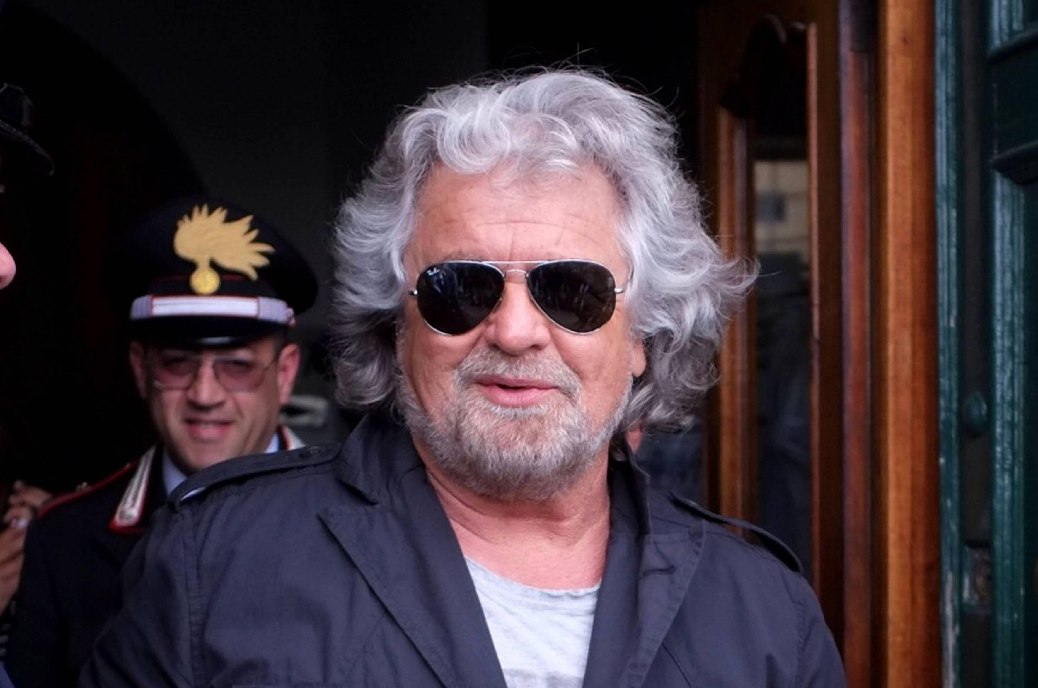 Beppe Grillo ha votato al seggio elettorale allestito nell’istituto professionale Marsano di Genova Sant’Ilario (Infophoto)