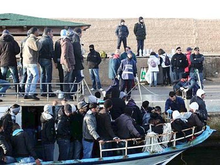 Nuovo sbarco di migranti sulle coste calabresi, tra loro anche 6 bambini