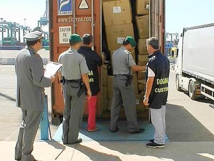 Bari, sequestrate 42 tonnellate materie plastiche provenienti dall'Albania