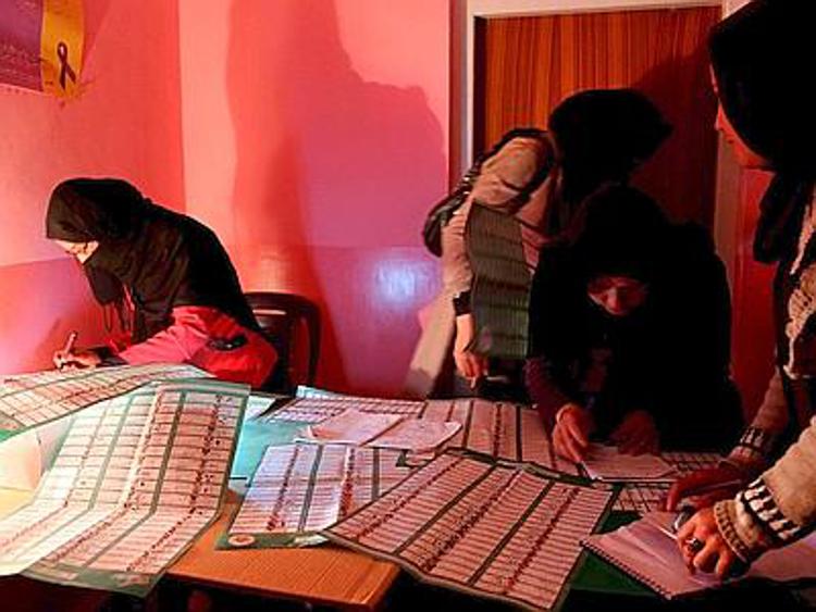 Afghanistan, hanno votato in sette milioni. Schede false e pressioni, denunce di brogli