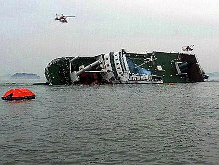 Corea del Sud, affonda un traghetto Centinaia di persone disperse
