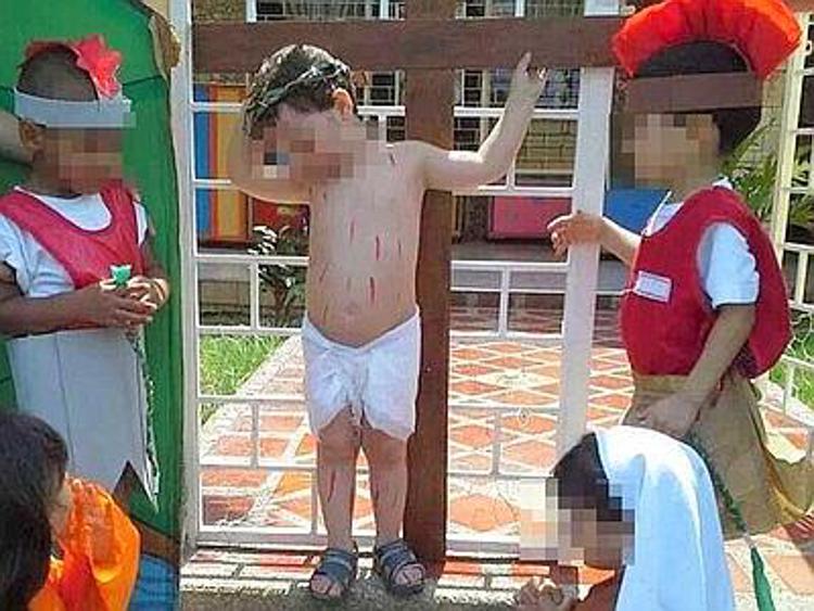 Crocifissione di Gesù messa in scena da bambini, la foto è virale: scandalo in Brasile