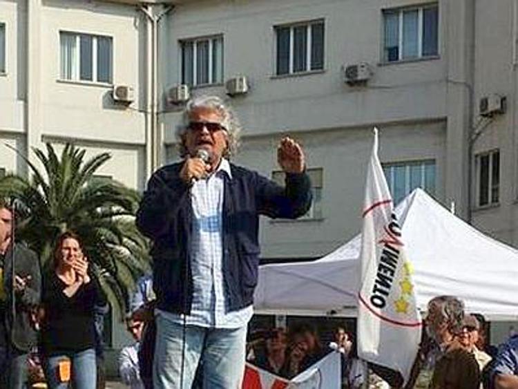 Grillo a Piombino: ''Qui celebriamo i funerali di sindacati e Pd''