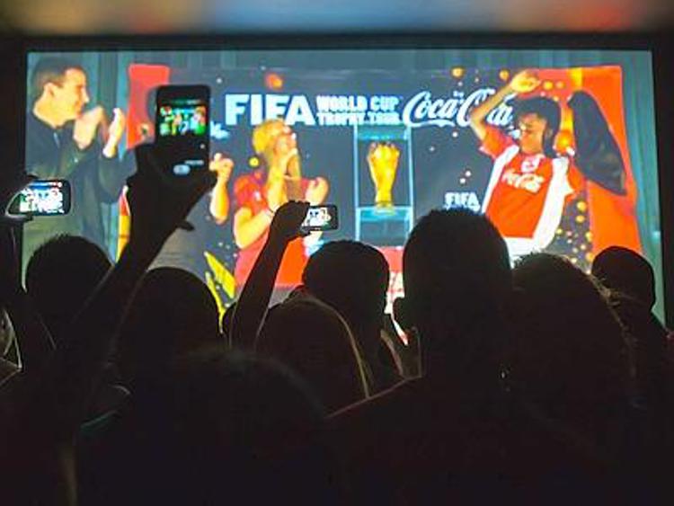 La Coppa del Mondo arriva a Rio Folla in delirio per vederla