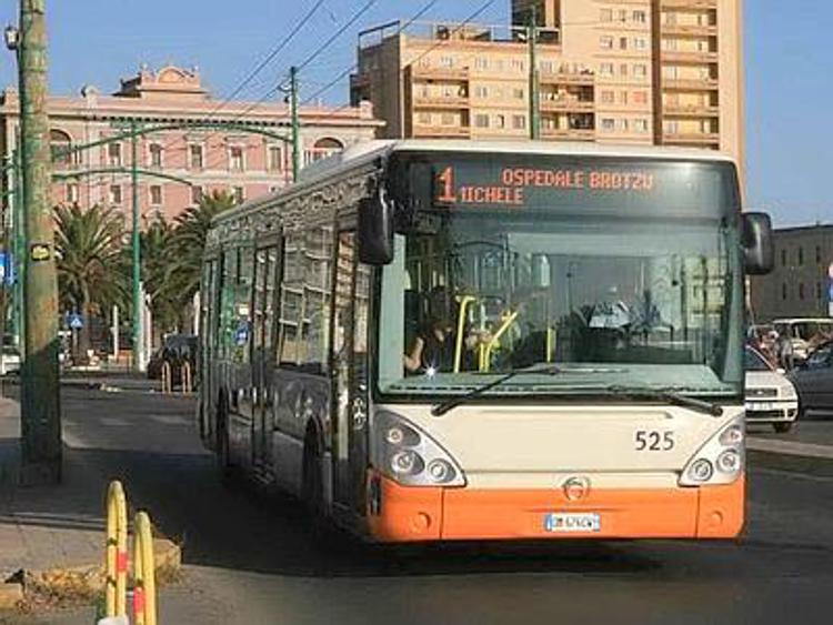 Cantante lirica aggredita sul bus a Cagliari, frattura del setto nasale
