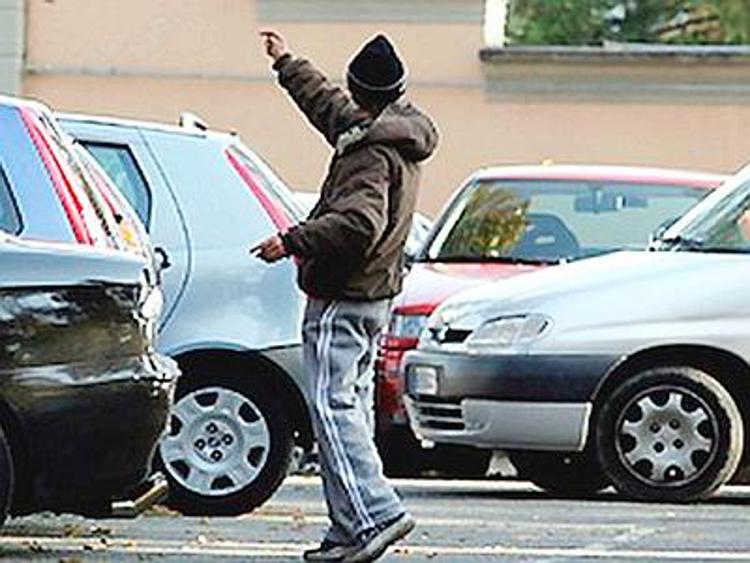 Palermo, parcheggiatori abusivi prendono a calci auto per avere soldi