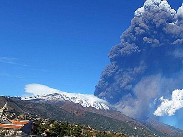 Debole emissione di cenere del vulcano Etna, riaperti aeroporti Catania e Comiso