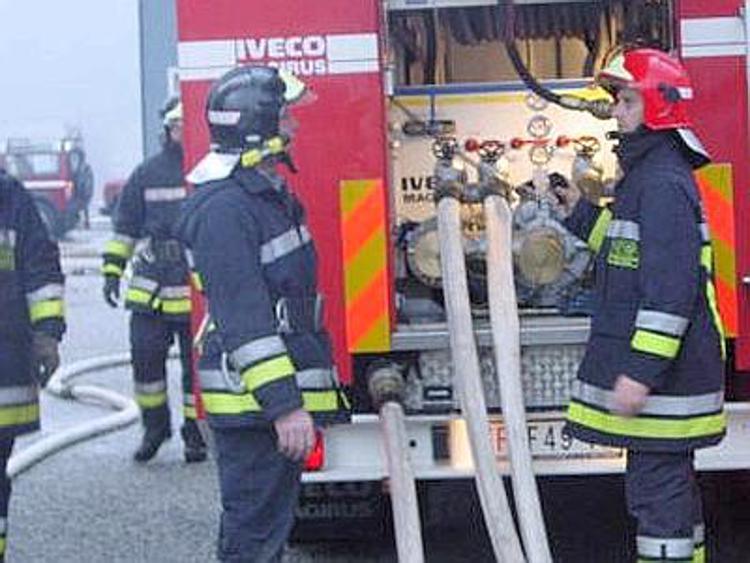 Incendio in abitazione in provincia di Udine, grave un'anziana