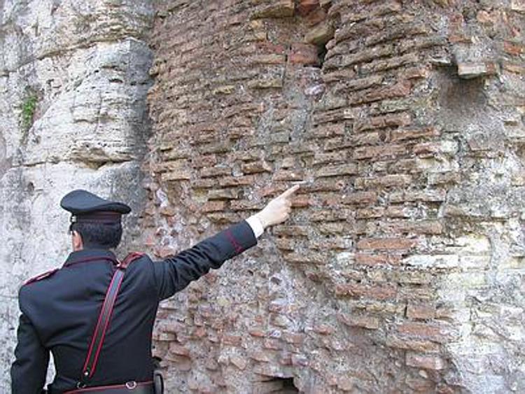 Colosseo, turista canadese 15enne ne porta via un frammento: bloccato dai Carabinieri