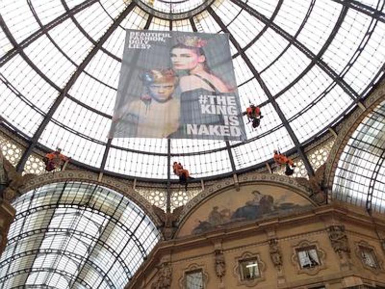 Moda, protesta attivisti Greenpeace a Milano: 'Versace detox now'