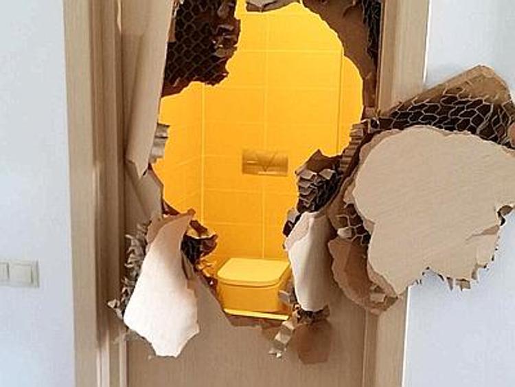 La porta del bagno si blocca, il bobbista spacca tutto e posta la foto su twitter