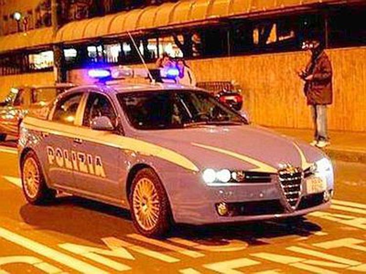 Tenta furto in abitazione a Roma, Polizia lo ferma e lo salva da pestaggio