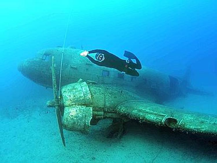 Sub esplorano il relitto di un vecchio aereo militare nel Mediterraneo /FOTO