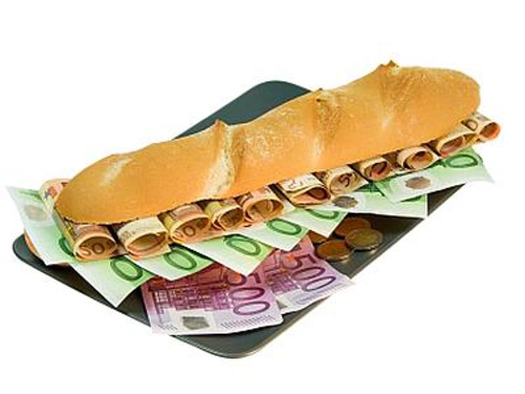 Tenta di esportare soldi nascosti in panino, cinese fermato in aeroporto a Lamezia Terme