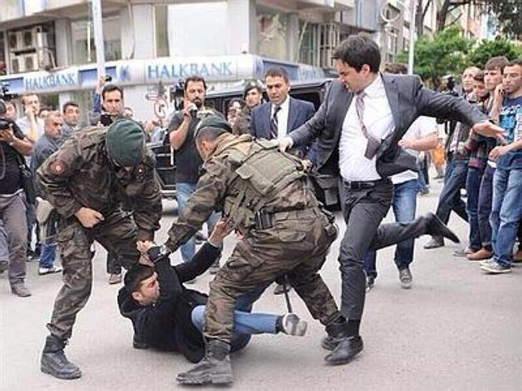 Turchia, 284 morti. Consigliere Erdogan dà calci a manifestante, è polemica sui social