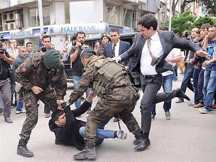 Turchia: incidente miniera, consigliere Erdogan prende a calci manifestante