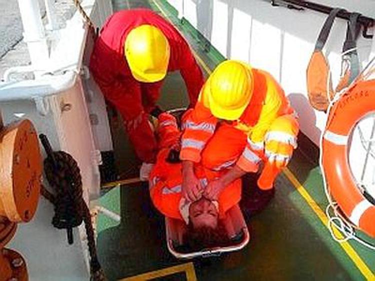 Incendio su nave in manutenzione a Palermo, tre feriti: uno gravissimo