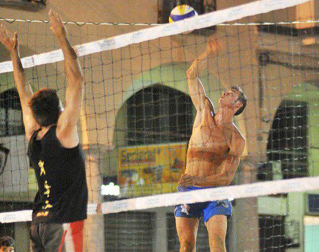 Lorenzo Manavella mentre gioca a beach volley