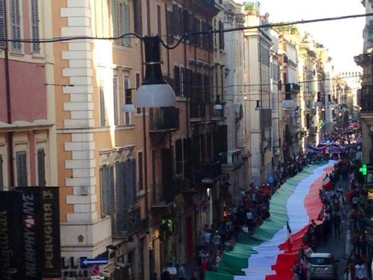 Tricolore di mezzo km e riprese con drone a Via del Corso, FDI chiede ‘voto italiano’
