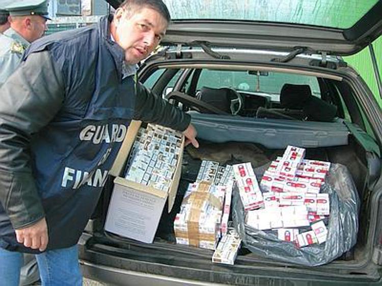 Caserta, arrestato contrabbandiere con oltre 55 Kg di sigarette