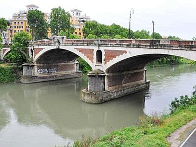 Roma, 30enne trovata morta nuda nel Tevere: indagano i Carabinieri