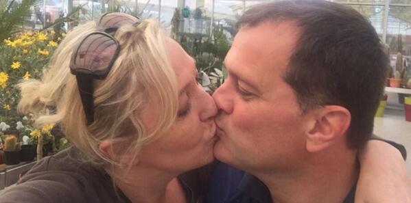 La foto originale del bacio con Aliot postata su Twitter dalla leader del FN