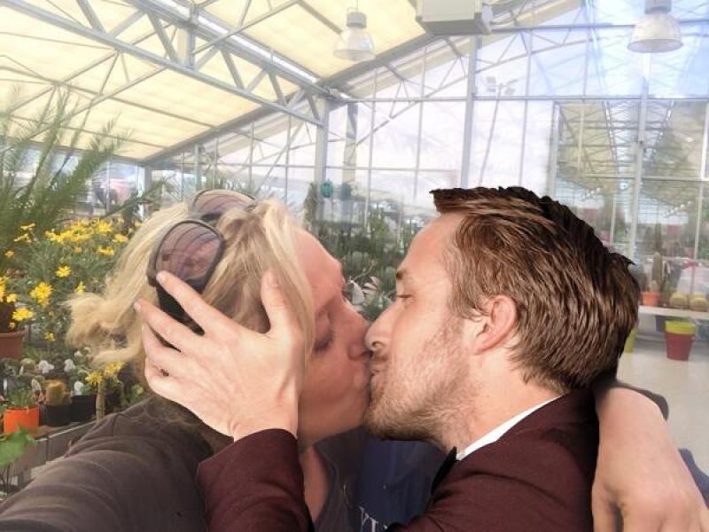 Il partner cambia ancora: Le Pen bacia Gosling 