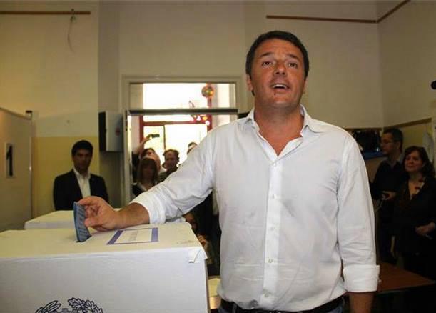 Matteo Renzi al voto (foto dal suo profilo Facebook)