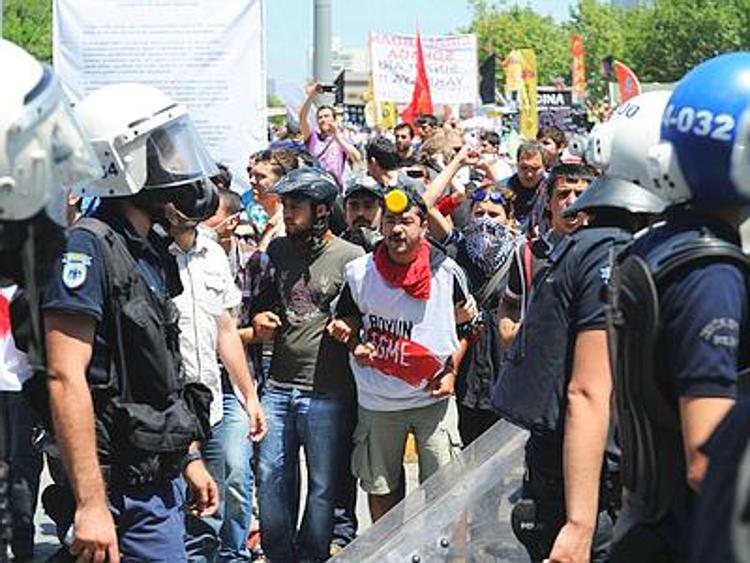 Turchia: tensione a piazza Taksim, fermato giornalista Cnn