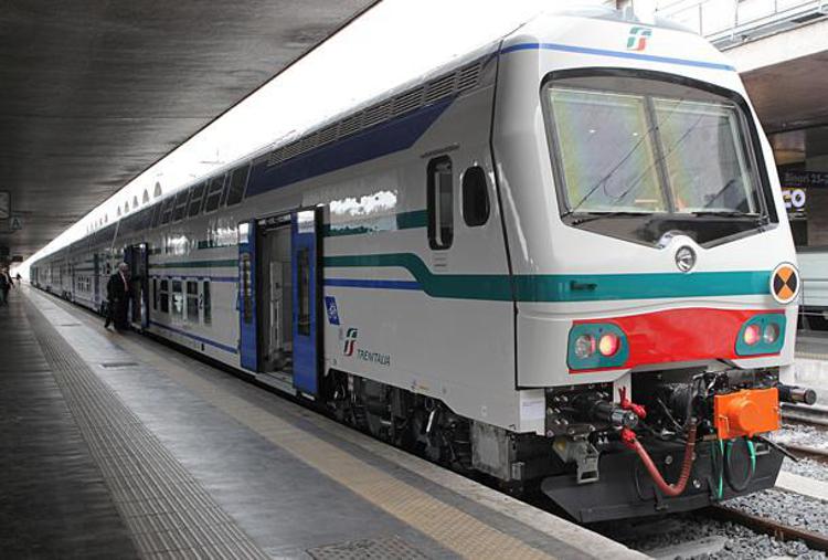 Presentazione dei nuovi investimenti di Fs per i pendolari oggi, 5 aprile 2012, alla Stazione Termini a Roma. ANSA/ FABIO CAMPANA - ANSA