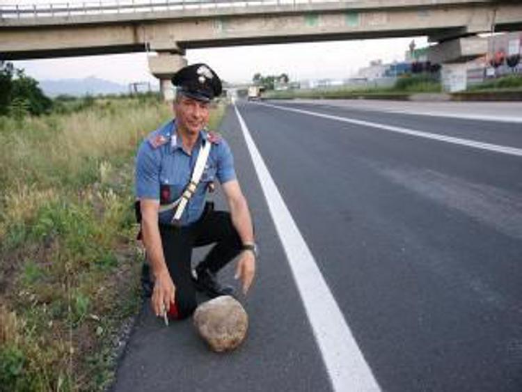 Benevento, 12 incidenti per sassi sulla Telesina: arrestato con masso di 40 kg