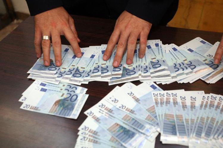 Pesaro, nascondeva banconote da 20 euro false nello zaino: arrestato
