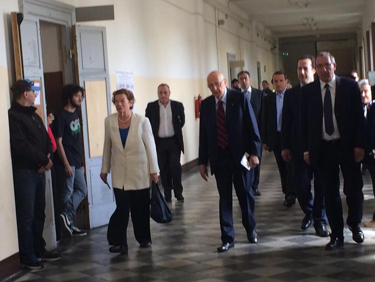 Napolitano vota al seggio di rione Monti