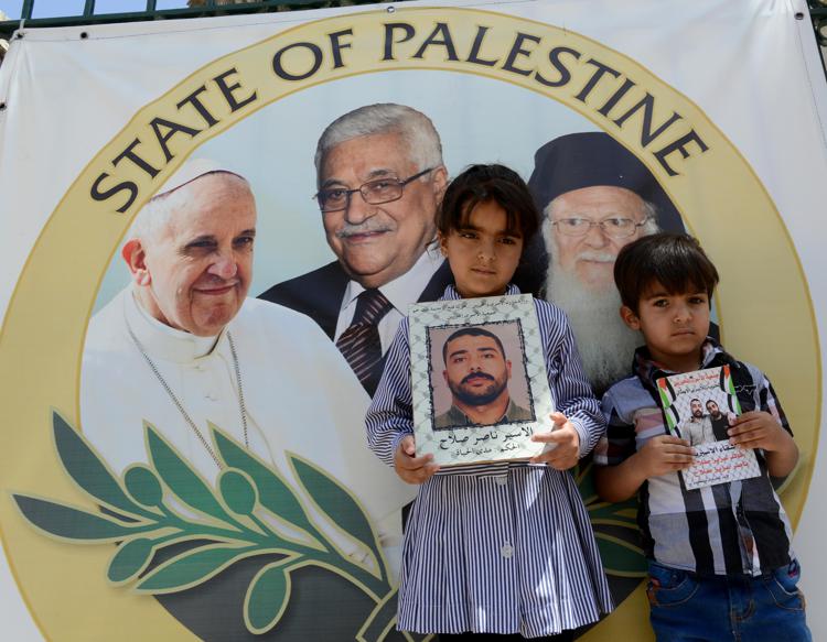 M.O., il Papa si fa mediatore: “Offro la mia casa per incontro di pace”. Sì di Peres e Abu Mazen