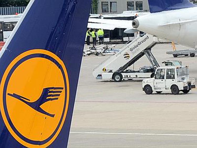 Germania, terrore in volo: minaccia hostess con una lama e dirotta aereo