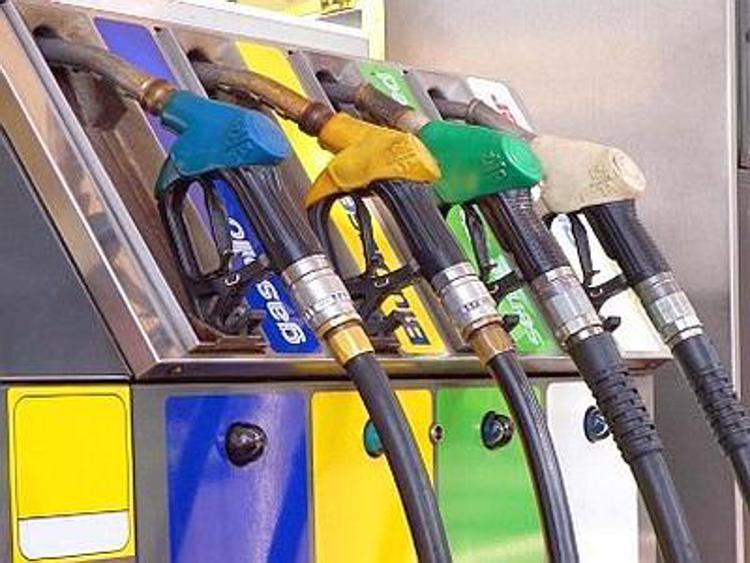 Carburanti: Qe, nuova pioggia di ribassi dei prezzi