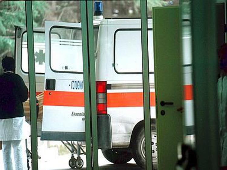 Napoli: 15/04/2003 - L'ospedale Cotugno dove si e' verificata la prima presunta morte da polmonite anomala ( SARS) Foto AGN/Infophoto - PRISMA