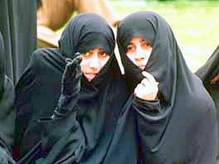 Iran, 2003 Tehran, uno scorcio della capitale. Due donne con il chador. - ©IBERPRESS