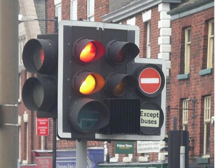 Smog: si ferma al semaforo rosso, livelli 29 volte più alti agli incroci