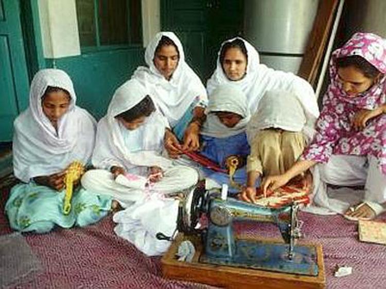 Pakistan: cure e dignità, salone di bellezza per donne sfregiate con acido