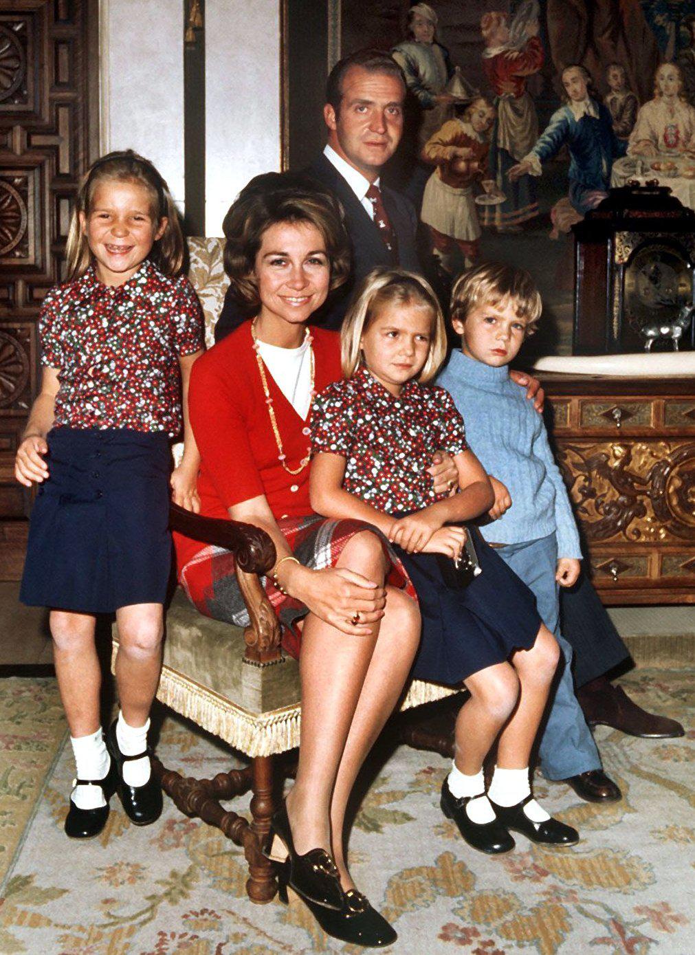 Juan Carlos e Sofia con i figli Elena, Cristina e Felipe (Infophoto)