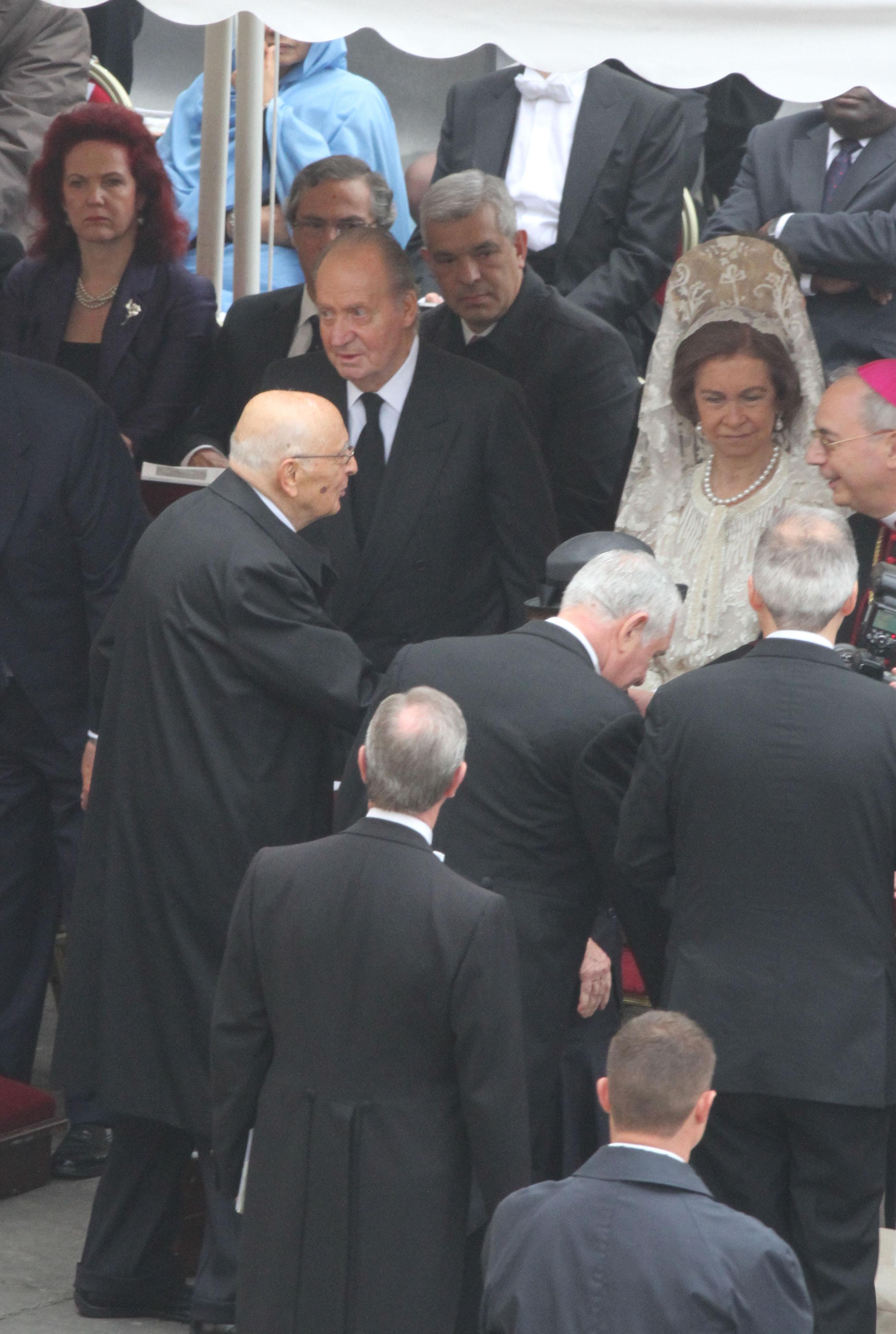 Re Juan Carlos con la moglie Sofia alla cerimonia di canonizzazione dei papi Giovanni XXIII e Giovanni Paolo II. Nella foto il presidente Giorgio Napolitano (Infophoto)