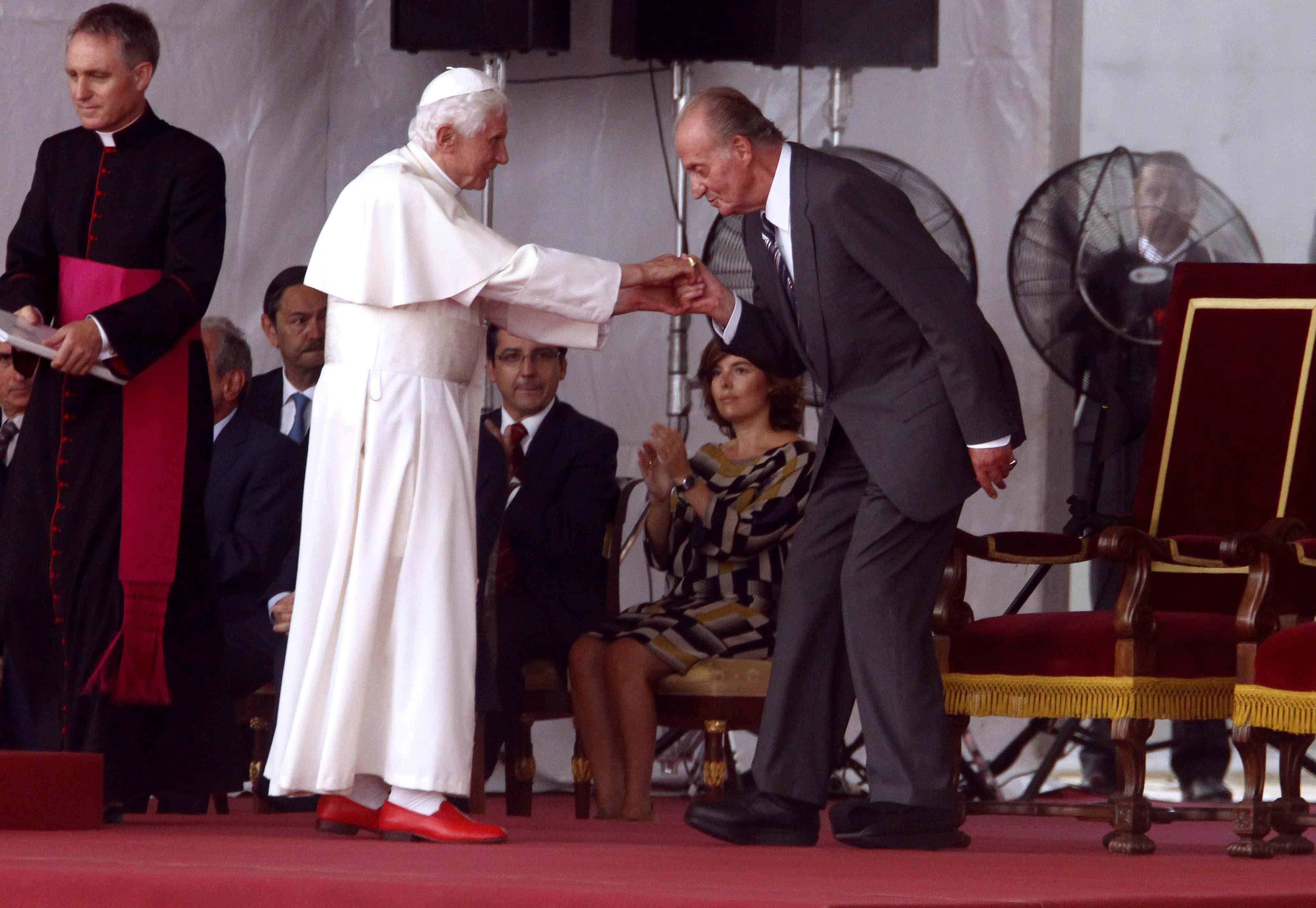 Re Juan Carlos con papa Benedetto XVI nel 2011 al termine della XXVI edizione della Giornata mondiale della Gioventù (Foto Infophoto)
