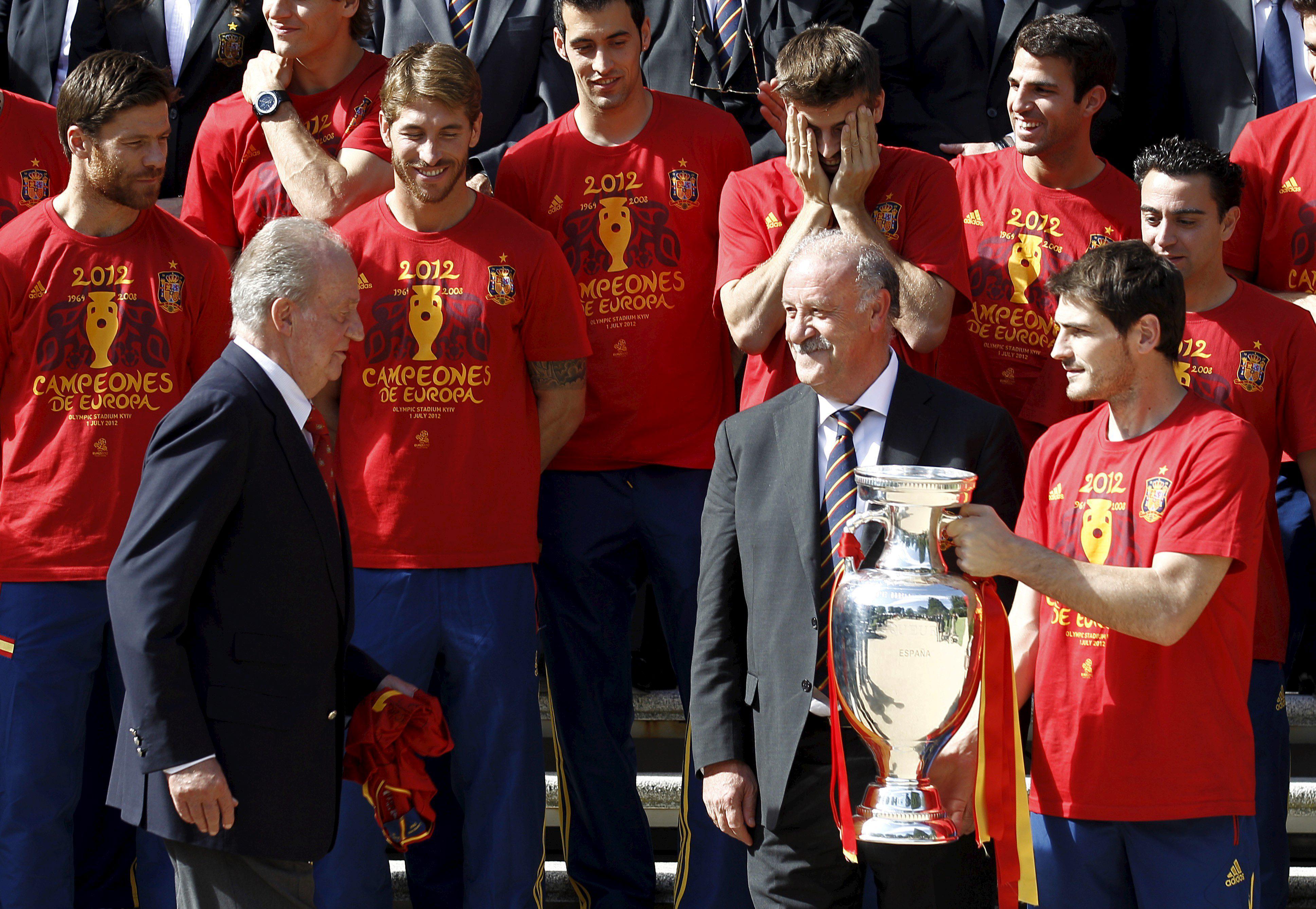 Juan Carlos con il capitano della Nazionale spagnola Iker Casillas e il tecnico Vicente del Bosque nel 2012 dopo la vittoria della squadra agli Europei (Foto Infophoto)