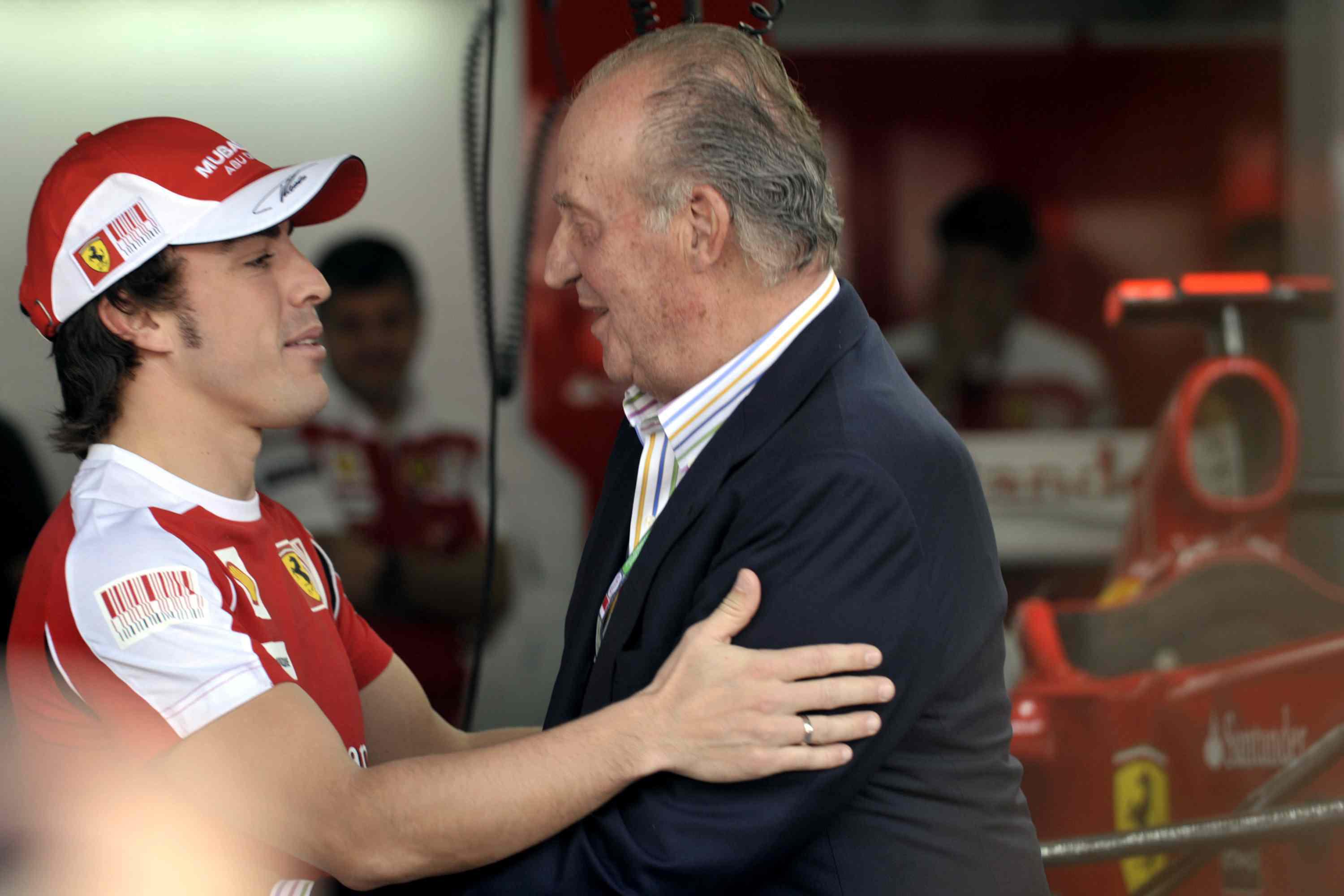Juan Carlos con il pilota della Formula 1 Fernando Alonso (Foto Infophoto)