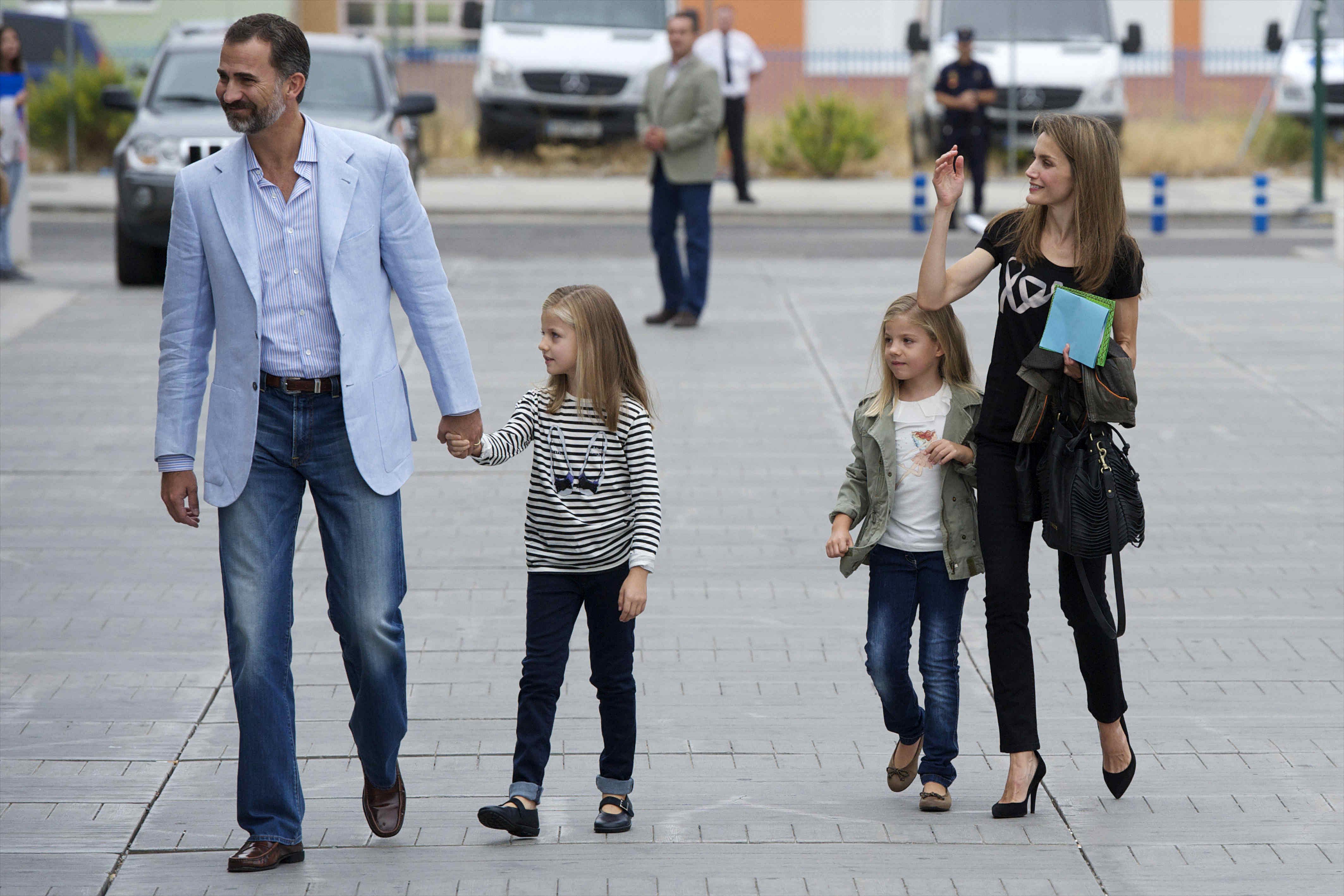 Il principe Felipe con la moglie Letizia Ortiz e le due figlie Leonor e Sofia (Infophoto) 