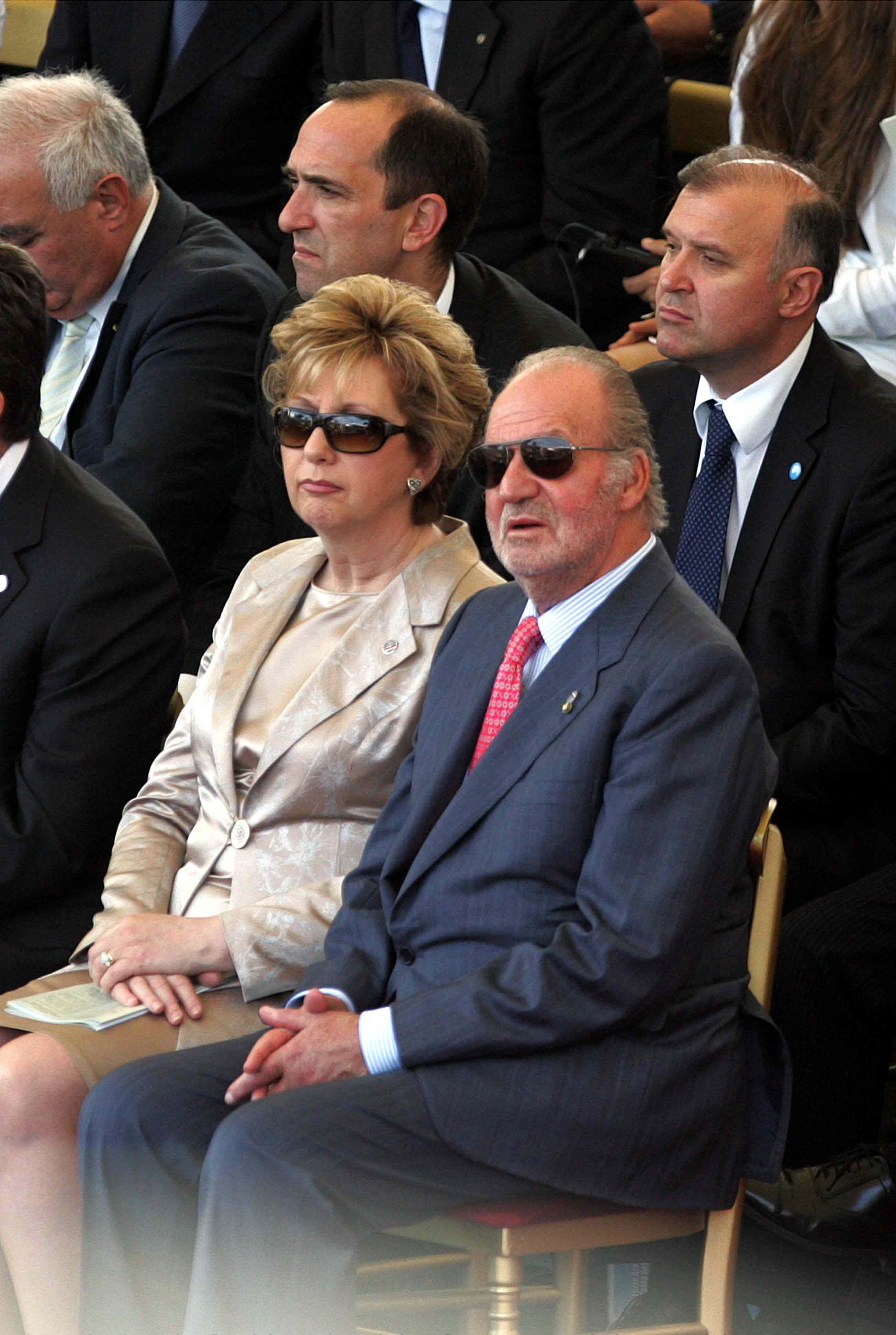 Juan Carlos assiste con la moglie Sofia alla parata militare del 2 giugno 2011 a Roma in occasione della Festa della repubblica (Foto Infophoto) 