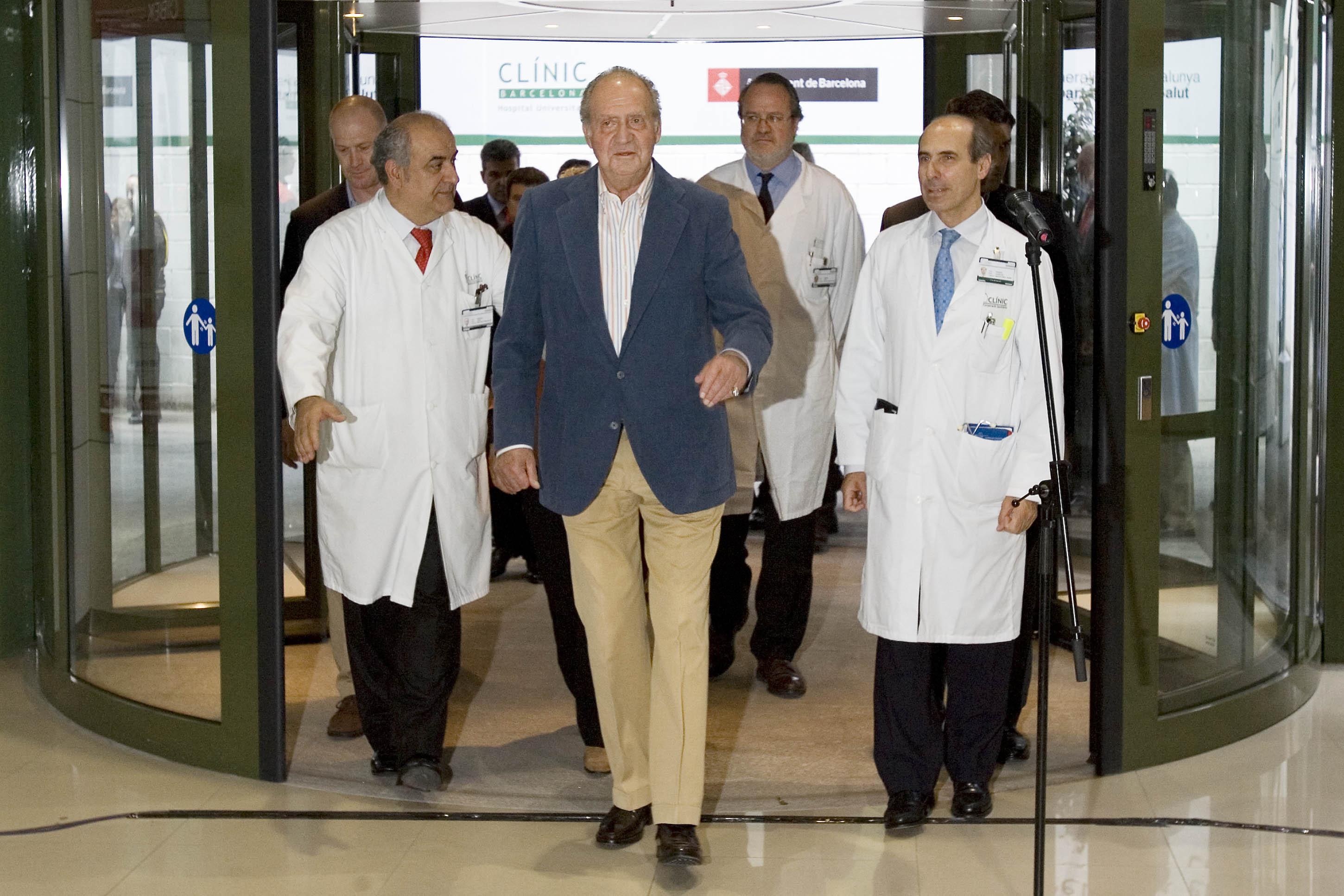 Maggio 2010, Juan Carlos lascia la clinica di Barcellona dopo un ricovero (Foto Xinhua)
